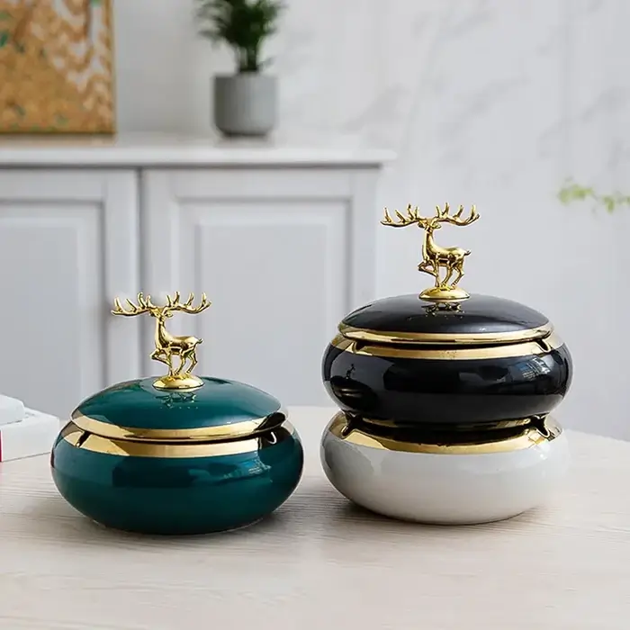 Fashion Ceramic Ashtray With Sculpture Lid